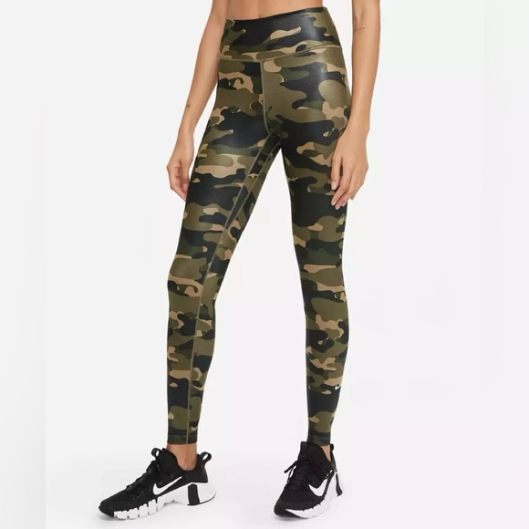 Nike Women’s Legging One Mid Rise Fit Camo Training Gym Workout Pants Large $70 - Picture 1 of 11